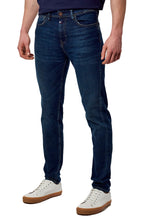 Charger l'image dans la galerie, Jean slim stretch - Kaporal. Tons: les BLEUS. Teinte denim: medium denim. Coupe: slim. Logo: patché. Taille: normale. Poche: 5. Fermeture: bouton + zip. Entretien: Lavage en machine. Conseil: prenez votre taille habituelle. Matière: 90% Coton, 8% Polyester, 2% Elasthanne. Info: Nos tailles sont exprimées en US, veuillez vous référer à la grille de taille. Spécificités: éco responsable.
