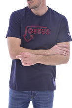 Charger l'image dans la galerie, Tee shirt stretch à logo 3D - Guess jeans. Tons: les BLEUS. Coupe: droite ajustée, stretch. Col: rond. Manches: courtes. Logo: 3D. Spécificités: éco responsable. Entretien: Lavage en machine. Conseil: prenez votre taille habituelle. Matière: 98% Coton, 2% Elasthanne.