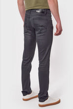 Charger l'image dans la galerie, Jean gris enduit slim stretch - Kaporal. Couleur: GRIS. Teinte denim: color denim. Coupe: slim. Logo: patché. Taille: normale. Poche: 5. Fermeture: bouton + zip. Entretien: Lavage en machine. Conseil: prenez votre taille habituelle. Matière: 94% Coton, 4% Polyester, 2% Elasthanne. Info: Nos tailles sont exprimées en US, veuillez vous référer à la grille de taille.