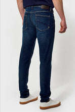Charger l'image dans la galerie, Jean slim stretch - Kaporal. Couleur: BLEUS. Teinte denim: medium denim. Coupe: slim. Logo: patché. Taille: normale. Poche: 5. Fermeture: bouton + zip. Entretien: Lavage en machine. Conseil: prenez votre taille habituelle. Matière: 90% Coton, 8% Polyester, 2% Elasthanne. Info: Nos tailles sont exprimées en US, veuillez vous référer à la grille de taille. Spécificités: éco responsable.