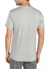 Charger l'image dans la galerie, Tee shirt basique stretch - Calvin klein. Tons: les GRIS. Coupe: droite. Col: rond. Manches: courtes. Logo: patché. Entretien: Lavage en machine. Conseil: prenez votre taille habituelle. Matière: 96% Coton, 4% Elasthanne.