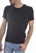 Charger l'image dans la galerie, Tee shirt coton tramé POCKET - Guess jeans Couleur : NOIR. Coupe: slim. Logo: cousu. Col: rond. Manches: courtes. Poche: 1. Entretien: Lavage en machine. Conseil: prenez votre taille habituelle. Matière: 100% Coton.