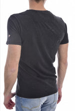 Charger l'image dans la galerie, Tee shirt coton tramé POCKET - Guess jeans Couleur : NOIR. Coupe: slim. Logo: cousu. Col: rond. Manches: courtes. Poche: 1. Entretien: Lavage en machine. Conseil: prenez votre taille habituelle. Matière: 100% Coton.