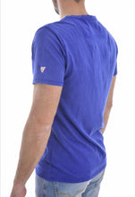 Charger l'image dans la galerie, Tee shirt coton tramé POCKET - Guess jeans. Couleur: Bleu Roi. Coupe: slim. Logo: cousu. Col: rond. Manches: courtes. Poche: 1. Entretien: Lavage en machine. Conseil: prenez votre taille habituelle. Matière: 100% Coton.
