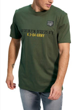 Charger l'image dans la galerie, Tee shirt en coton à logo patché - Kaporal. Couleur : Kaki. Coupe: droite. Col: rond. Manches: courtes. Logo: patché. Entretien: Lavage en machine. Conseil: prenez votre taille habituelle. Matière: 100% Coton.