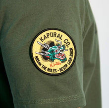 Charger l'image dans la galerie, Tee shirt en coton à logo patché - Kaporal. Couleur : Kaki. Coupe: droite. Col: rond. Manches: courtes. Logo: patché. Entretien: Lavage en machine. Conseil: prenez votre taille habituelle. Matière: 100% Coton.