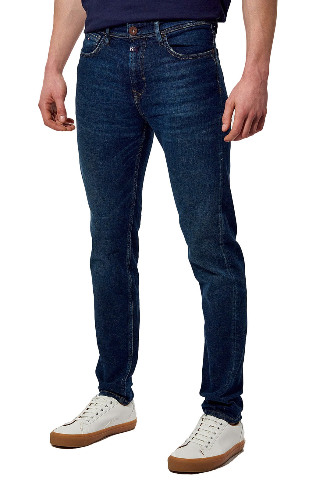 Jean slim stretch - Kaporal. Tons: les BLEUS. Teinte denim: medium denim. Coupe: slim. Logo: patché. Taille: normale. Poche: 5. Fermeture: bouton + zip. Entretien: Lavage en machine. Conseil: prenez votre taille habituelle. Matière: 90% Coton, 8% Polyester, 2% Elasthanne. Info: Nos tailles sont exprimées en US, veuillez vous référer à la grille de taille. Spécificités: éco responsable.