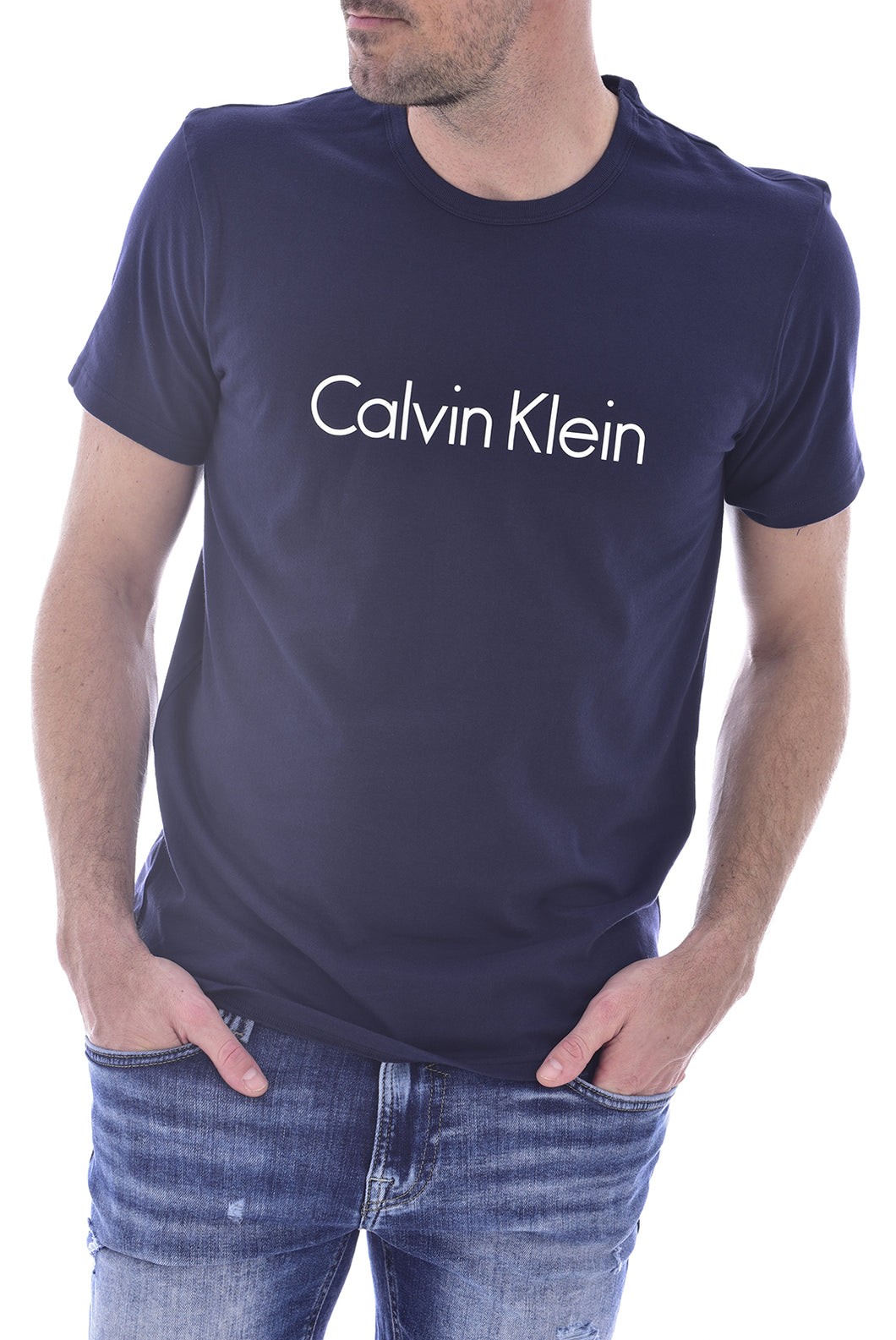 Tee shirt basique en coton - Calvin klein. Couleur :  BLEUS. Coupe: droite. Col: rond. Manches: courtes. Logo: imprimé. Entretien: Lavage en machine. Conseil: prenez votre taille habituelle. Matière: 100% Coton. HOMMES - TEE-SHIRTS, PULLS, ...  TAILLE US TAILLE EN CHIFFRE TOUR DE POITRINE XS 1 76 / 79 S 2 80 / 88 M 3 89 / 97 L 4 98 / 106 XL 5 107 / 115 XXL 6 116 / 124