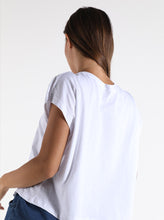 Charger l&#39;image dans la galerie, Description :T-shirt en Coton Tissu imprimé  Composition: Coton: 100%  Collection: Printemps-Été  Le mannequin dans l&#39;image principale porte une taille 38 et mesure 176 cm.
