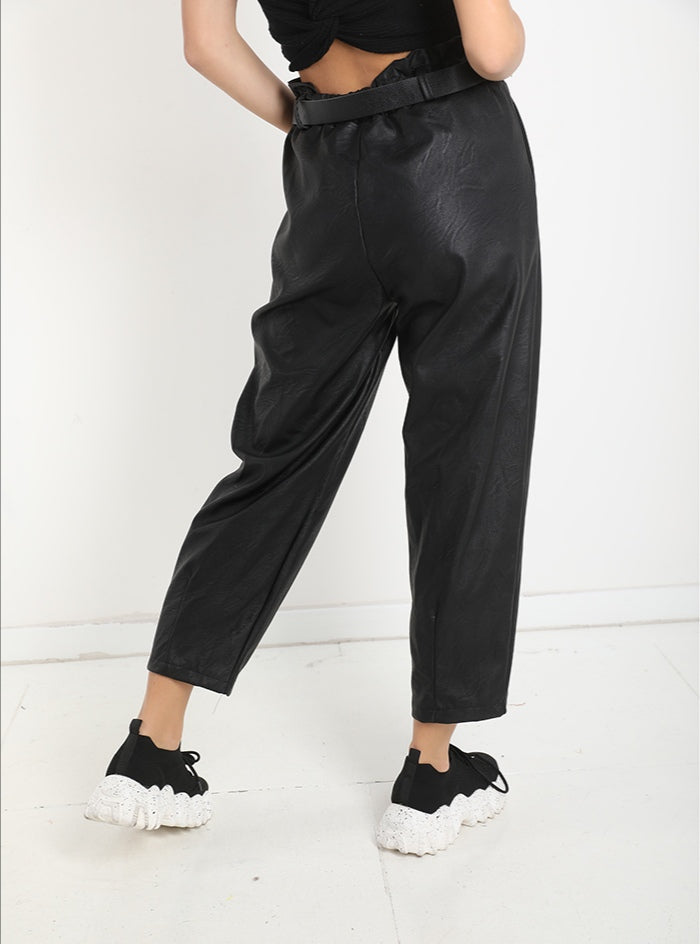 Description: Pantalons avec ceinture avec poches faux cuir  Composition: Viscose: 55%, Polyuréthane: 45%  Collection :Printemps-Été  Le mannequin dans l'image principale porte une taille 36 et mesure 168 cm.