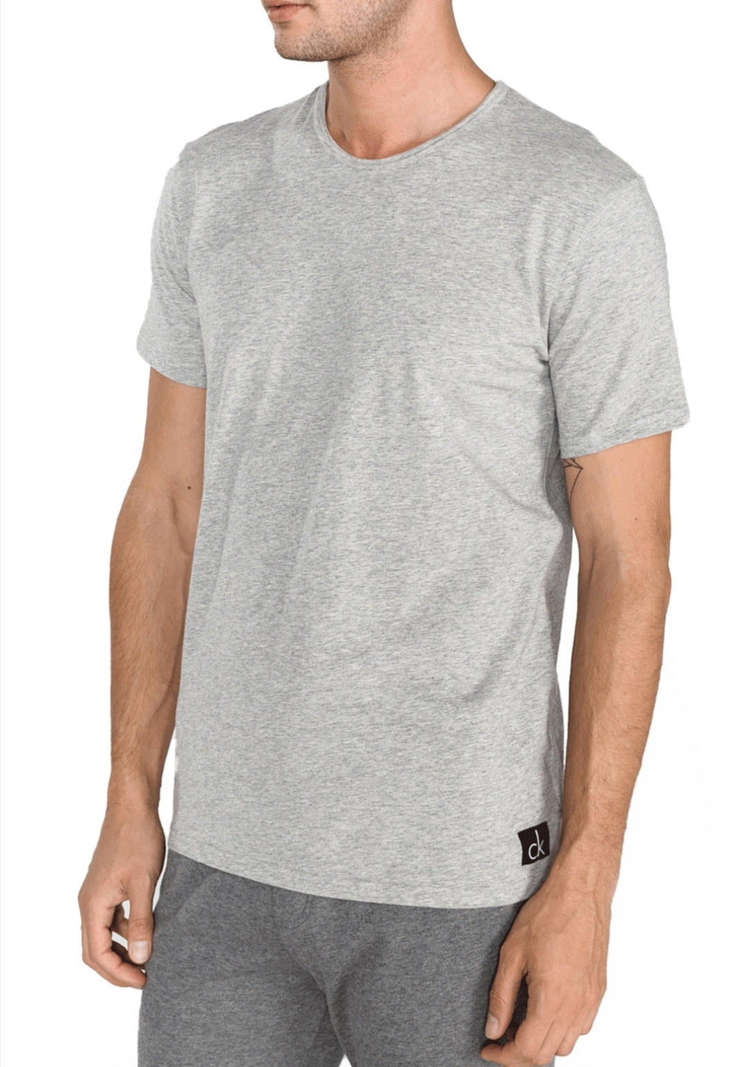 Tee shirt basique stretch - Calvin klein. Tons: les GRIS. Coupe: droite. Col: rond. Manches: courtes. Logo: patché. Entretien: Lavage en machine. Conseil: prenez votre taille habituelle. Matière: 96% Coton, 4% Elasthanne.