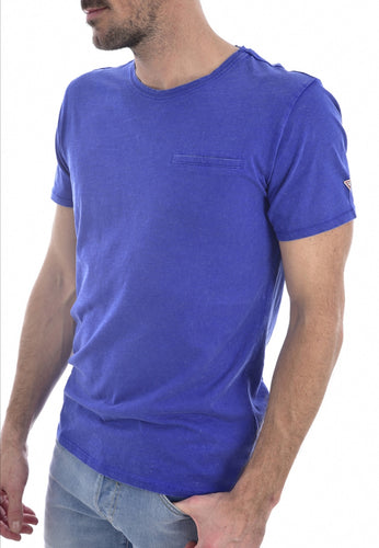 Tee shirt coton tramé POCKET - Guess jeans.  Couleur: Bleu Roi. Coupe: slim. Logo: cousu. Col: rond. Manches: courtes. Poche: 1. Entretien: Lavage en machine. Conseil: prenez votre taille habituelle. Matière: 100% Coton.